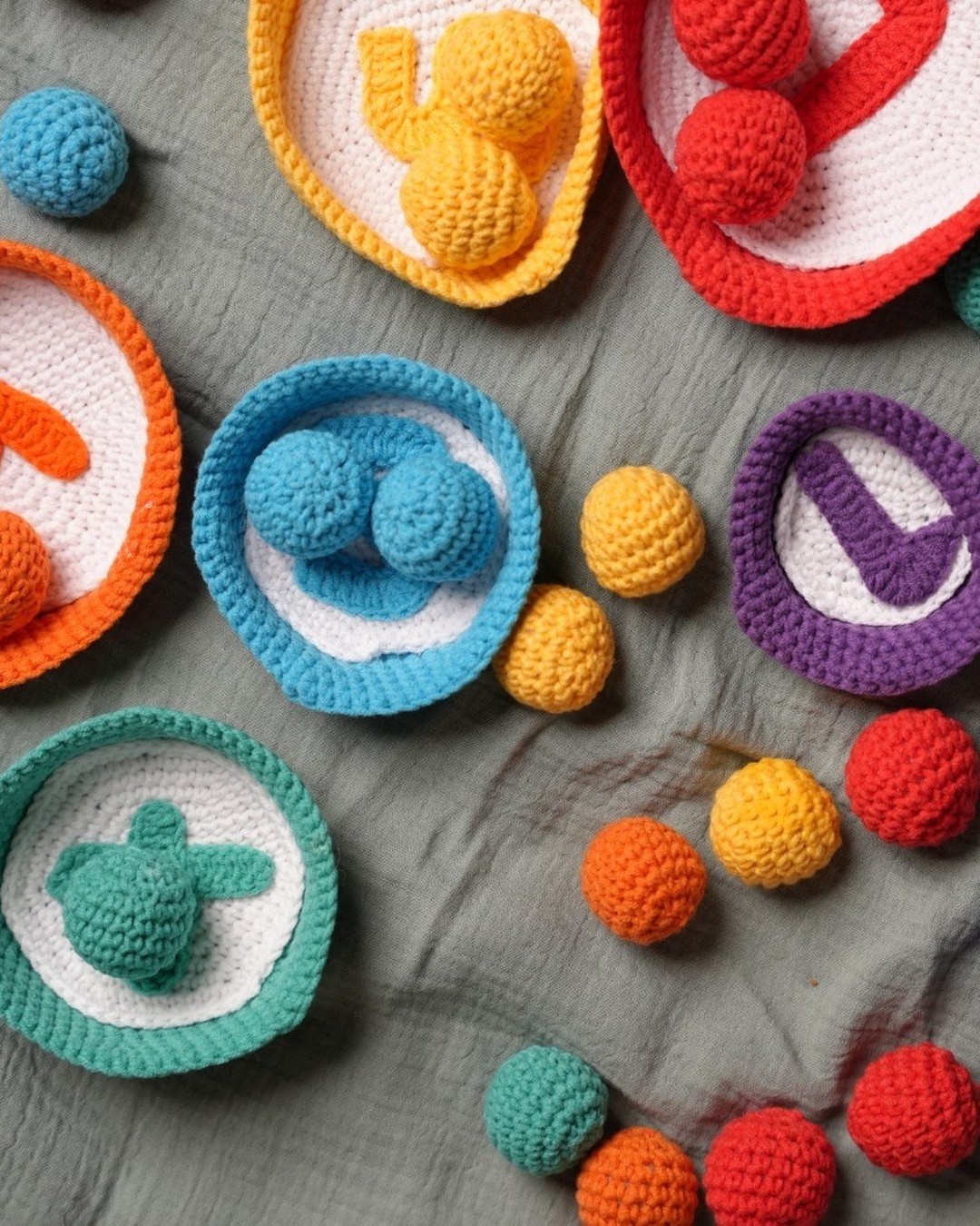 Crochet numbered colour-sorting bowls with matching balls